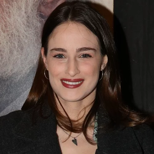 Μαρία Βοσκοπούλου | Με total black look και κόκκινο κραγιόν στο πλευρό της Άντζελας Γκερέκου