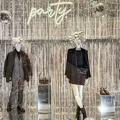 Το χριστουγεννιάτικο ταξίδι ξεκινά στα notos | Μια έκρηξη silver glamour και disco ρυθμού