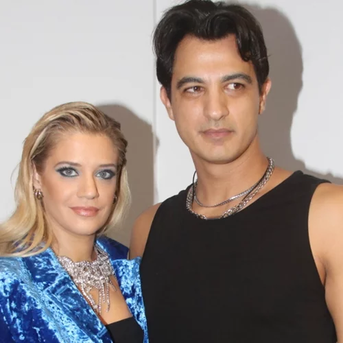 Η Τζένη Θεωνά απαθανατίζει τον Δήμο Αναστασιάδη στην πισίνα του ξενοδοχείου που απολαμβάνουν τις διακοπές τους