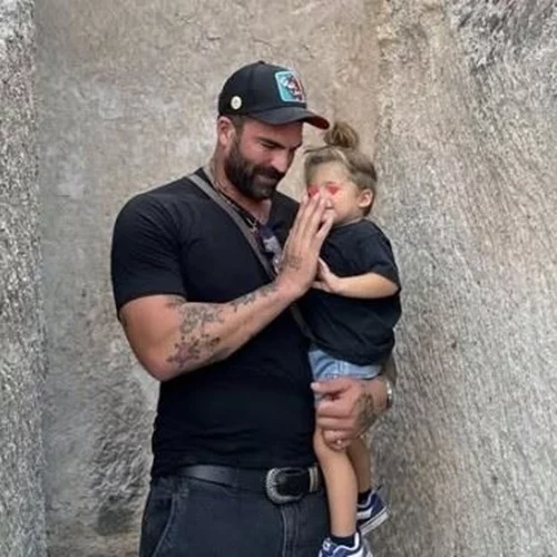 Ο 2.5 ετών Πάρης Αλεξάνδρου τακτοποιεί το δωμάτιό του- Έτσι κατάφερε ο μπαμπάς του να του το διδάξει