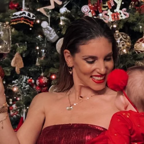 Αθηνά Οικονομάκου - Φίλιππος Μιχόπουλος| Η #familygoals φωτογραφία τους στην αλλαγή του χρόνου