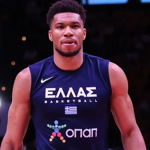 Γιάννης Αντετοκούνμπο: Το όνομα του "φώτισε" γιγαντοοθόνη στο Παρίσι για τους Ολυμπιακούς Αγώνες