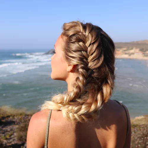 Καλοκαιρινό Hair Inspo | 9 χτενίσματα που θα απογειώσουν το beach look σου