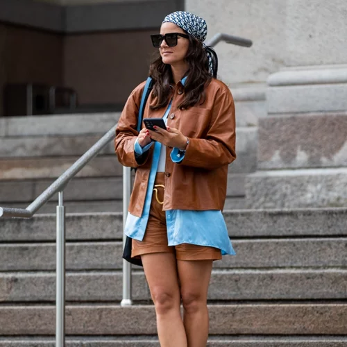 Αυτό το ταμπά κοστούμι με βερμούδα είναι η πιο fashionable εκδοχή του power dressing της άνοιξης