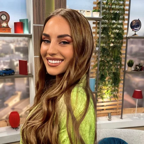 Ανδρομάχη Δημητροπούλου | Η εκπρόσωπος της Κύπρου στη φετινή Eurovision έχει τα πιο ωραία (και πιο μακριά) μαλλιά ever