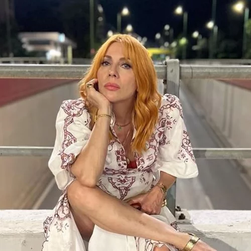 Σμαράγδα Καρύδη | Η stylish εμφάνιση με denim φούστα και embellished πουκάμισο