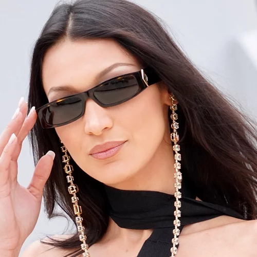 H Bella Hadid κάνει κάτι πολύ περίεργο για να αποκτήσει αψεγάδιαστη βάση στο μακιγιάζ