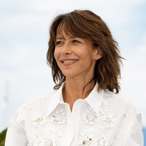 Το ανεπιτήδευτα κομψό κούρεμα που κολακεύει κάθε γυναίκα άνω των 50