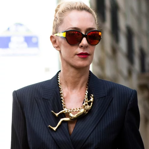 Άψογη κάθε μέρα | 3 σύνολα στο πιο διαχρονικό και επιβλητικό χρώμα της σεζόν