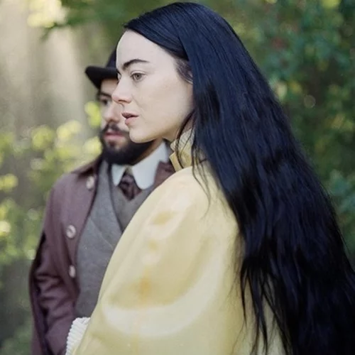 Λονδίνο | Έκθεση με τα κοστούμια από το Poor Things του Λάνθιμου στο Barbican Centre