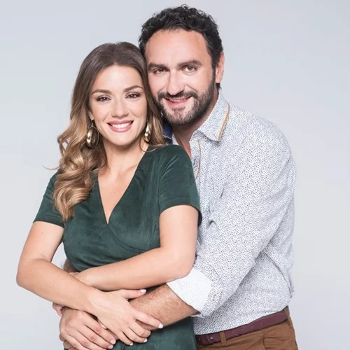 "Το Σόι Σου" | Όταν ο Μελέτης Ηλίας & η Βάσω Λασκαράκη πόζαραν αγκαλιά με τις κόρες τους στο θέατρο