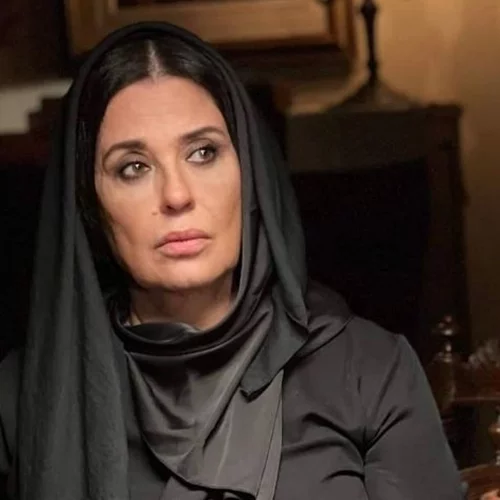 Μαρία Τζομπανάκη | Ανέμελη στο μπαλκόνι του σπιτιού της