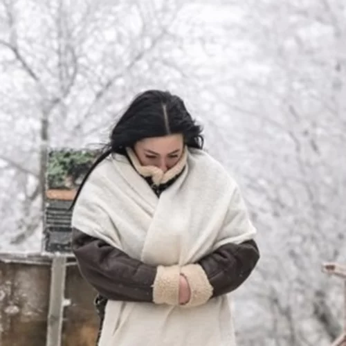 Σε εξέλιξη η ψυχρή εισβολή με χιόνια, τσουχτερό κρύο και θυελλώδεις ανέμους -Νέα επιδείνωση από το βράδυ της Τρίτης