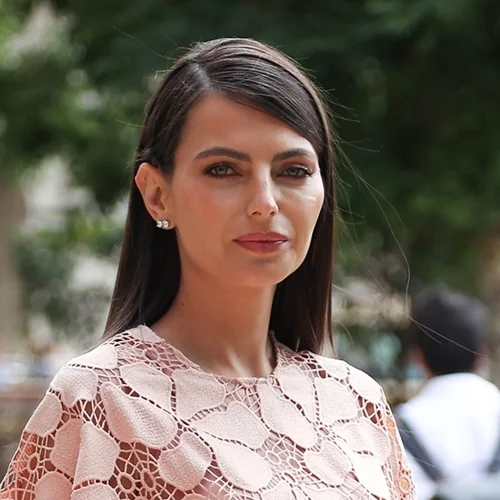 Καλεσμένη σε γάμο; Το effortlessly chic χτένισμα που μπορείς να κάνεις μόνη σου σε 5'