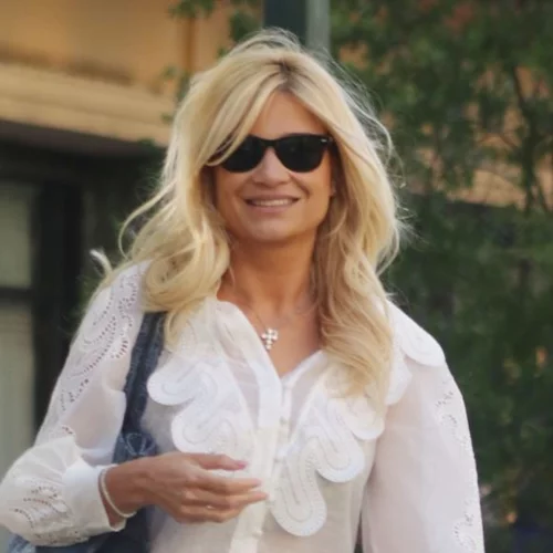 Φαίη Σκορδά | Φοράει στο σπίτι τις μαύρες γόβες που δεν πρέπει να λείπουν από καμία γκαρνταρόμπα