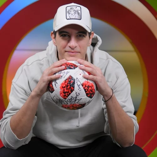 Δήμος Αναστασιάδης | Ο "θρύλος" Άντζελα, τα "Αναπάντεχα" της ζωής του και το τραγούδι που αφιερώνει στη Τζένη Θεωνά