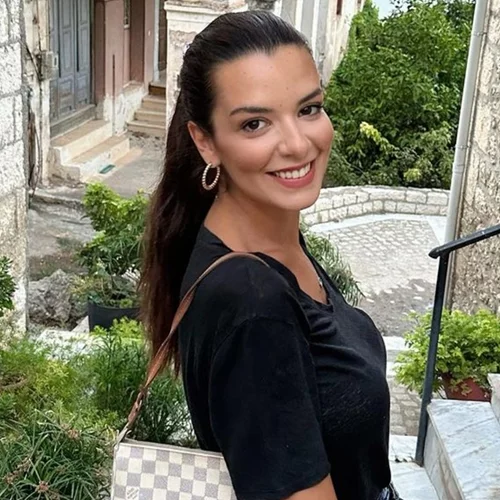 Η Νικολέττα Ράλλη με τα μποτάκια από την H&M που μπορείς να φορέσεις και σε μία βραδινή έξοδο