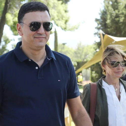 Τρισευτυχισμένος μπαμπάς ο Βασίλης Κικίλιας | Στα βήματά του ο μονάκριβος γιος του