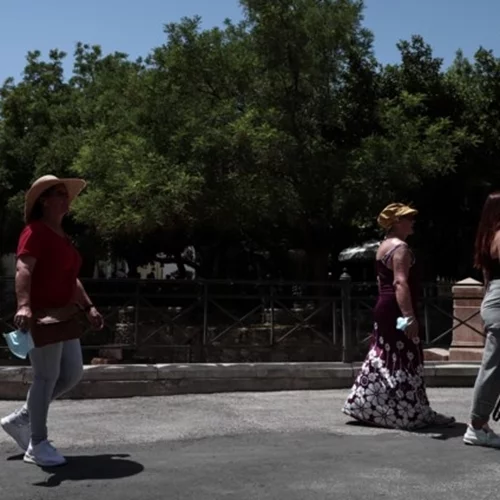 Ο καιρός σήμερα | Τοπικές μπόρες αλλά υψηλές για την εποχή θερμοκρασίες - Πού θα βρέξει