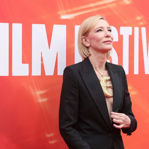Η Cate Blanchett σε red capret εμφάνιση στο Λονδίνο | Με κοστούμι και χρυσό περιστέρι σε κόσμημα στο λαιμό
