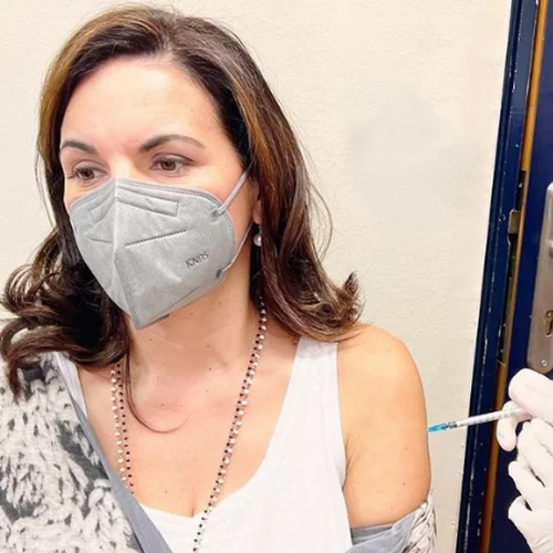 Όλγα Κεφαλογιάννη |  Έκανε την τρίτη δόση του εμβολίου δύο μήνες μετά τη γέννηση των διδύμων (pic)