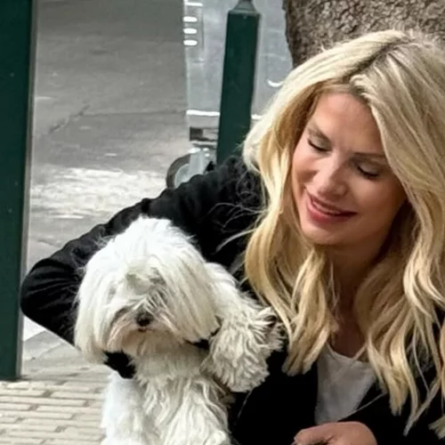 Με το πιο cosy outfit στη βόλτα της | Η Ελένη Μενεγάκη με το σύνολο που θα φοράμε όλο το φθινόπωρο