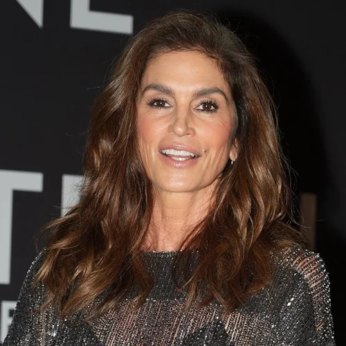 Η Cindy Crawford δοκίμασε το κούρεμα στο οποίο ορκίζονται οι πιο κομψές γυναίκες άνω των 50