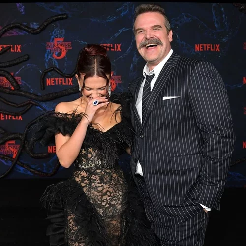Millie Bobby Brown & David Harbour | Στιγμές συμφιλίωσης ή ένα καλά μελετημένο σχέδιο ενόψει πρεμιέρας;