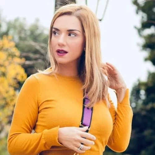 Η Βάσω Λασκαράκη πάει κόντρα στον καιρό | Το look της είναι ιδανικό για μία ηλιόλουστη βόλτα