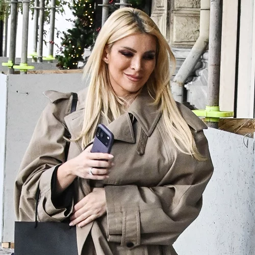 Με άνετο look στα πρωτοχρονιάτικα ψώνια της η Κατερίνα Καινούργιου | Το μήνυμα για τη χρονιά που θα γίνει μητέρα