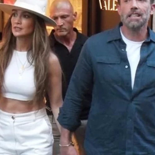 Και δεύτερος μήνας του μέλιτος για JLo και Ben Affleck - Η fun αντίδρασή τους όταν τους αναγνώρισαν σε κατάστημα στο Μιλάνο