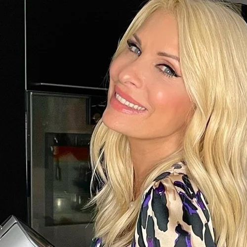 Η Ελένη Μενεγάκη με casual μονοχρωματικό outfit στο χρώμα - τάση της φετινής άνοιξης