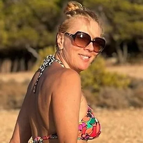 Σμαράγδα Καρύδη | Ποζάρει με το πιο "δύσκολο" μαγιό του καλοκαιριού και είναι υπέροχη