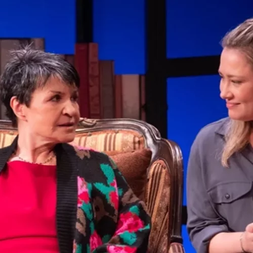 Τρεις λόγοι για να δεις το "Δύο γυναίκες χορεύουν" με τις Κατιάνα Μπαλανίκα και Ιωάννα Ασημακοπούλου στο θέατρο Διάνα