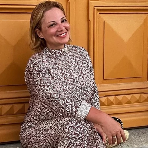 Η Νάνσυ Ζαμπέτογλου φόρεσε το Zara τζιν παντελόνι που θα κάνει τα πόδια σου να φαίνονται πιο ψηλά