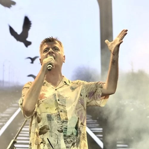 Συναυλία Τέμπη | Ρίγη συγκίνησης προκάλεσε το τραγούδι που έγραψε και ερμήνευσε ο Φοίβος Δεληβοριάς στο Καλλιμάρμαρο