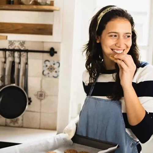 Τρως πάντα "στο πόδι" επειδή "κάνεις διατροφή"; Γιατί δεν έχει αποτέλεσμα και πώς θα μάθεις ξανά να τρως