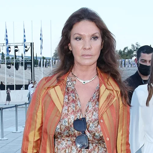 Αλαβάστρινη σαν πορσελάνινη κούκλα | Η σπάνια εμφάνιση της Φαίδρας Μπάρμπα στο πλευρό της μαμάς της, Βάνας Μπάρμπα