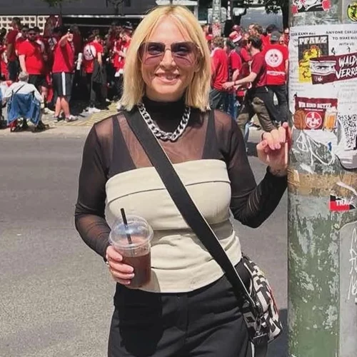 Ελεωνόρα Ζουγανέλη | Με βερμούδα και διαφάνειες στους δρόμους του Βερολίνου