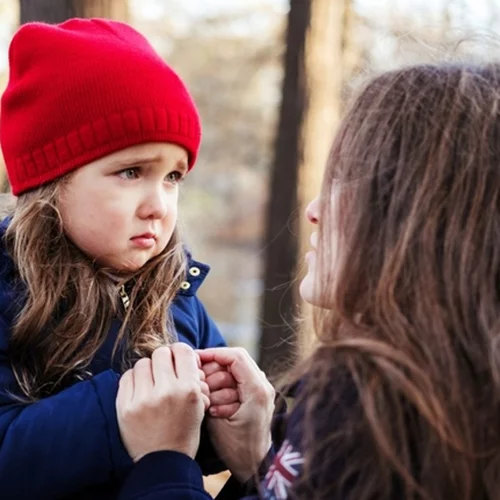 Τι κάνουμε όταν μας χτυπάει το παιδί; 3 χρήσιμες συμβουλές για γονείς νηπίων