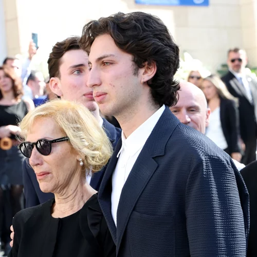 Ο γιος του Διονύση Σαββόπουλου σοκάρει στον επικήδειο | "Ο πατέρας μου είχε δύο ζωές - Τον χάναμε για 9 μήνες"