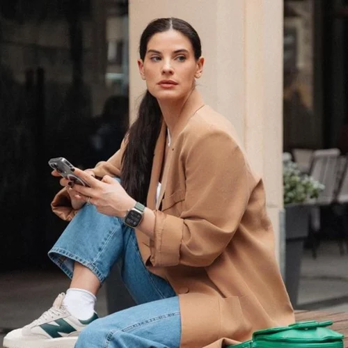 Πώς να φορέσεις το cargo παντελόνι σου σε βραδινή έξοδο όπως η Χριστίνα Μπόμπα