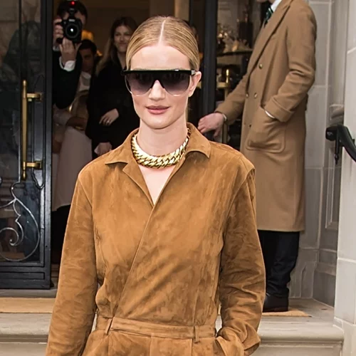 5 suede κομμάτια που φορούν οι A-listers της μόδας αυτή την περίοδο