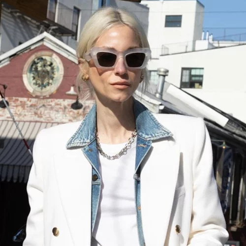 Το casual look της Σοφίας Καρβέλα είναι ο πιο cool τρόπος να φορέσεις το κόκκινο χρώμα