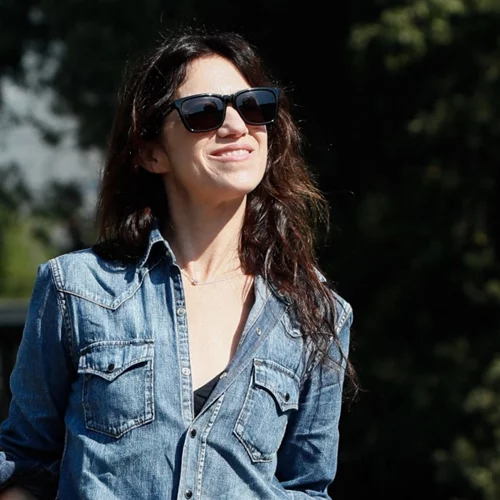 H Charlotte Gainsbourg είναι η ιέρεια των denim looks | Δες τα καλύτερα looks της