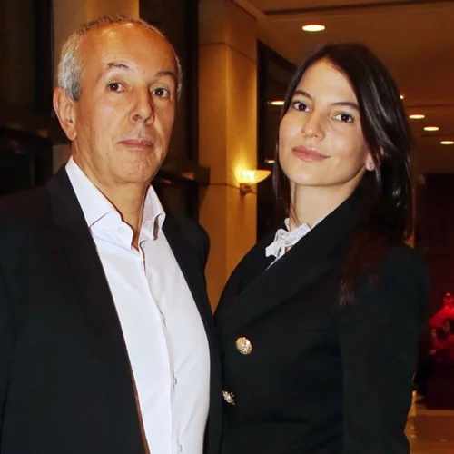 Δήμητρα Κούστα | Με μίνι και λαμπερό σιθρού τοπ στην πρεμιέρα της Άννας Βίσση