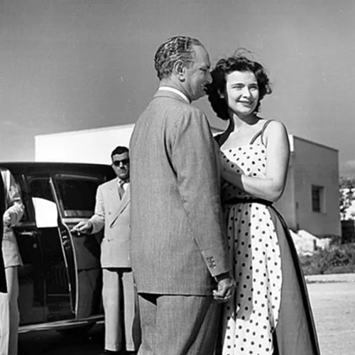 Τζένη Καρέζη | Στα παρασκήνια της ταινίας "Λατέρνα, φτώχεια και φιλότιμο" με τα iconic γυαλιά ηλίου των 50s