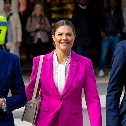 Η πριγκίπισσα Βικτώρια της Σουηδίας με Zara κοστούμι στην απόχρωση της σεζόν