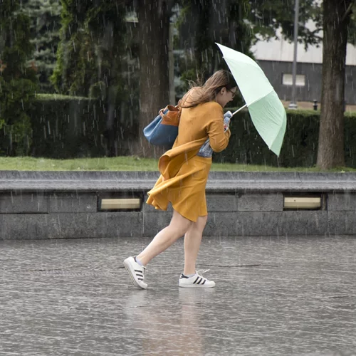 Από τη μία ήλιος και από την άλλη βροχές σήμερα | Η προειδοποίηση για τις 3 περιοχές που θα "χτυπήσει" η κακοκαιρία