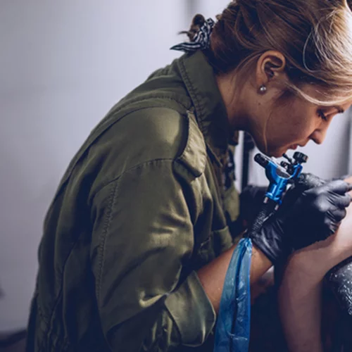 Οι Ουκρανοί κάνουν τατουάζ για τον πόλεμο, για να θυμούνται για πάντα τι περνούν